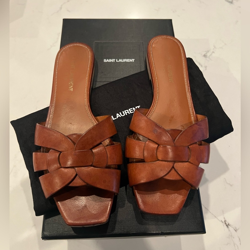 TRIBUTE MULES IN SMOOTH LEATHER
AMBER